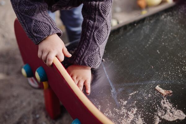 Bild vergrößern: Kinderhände auf Spielgerät