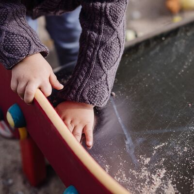 Kinderhände auf Spielgerät